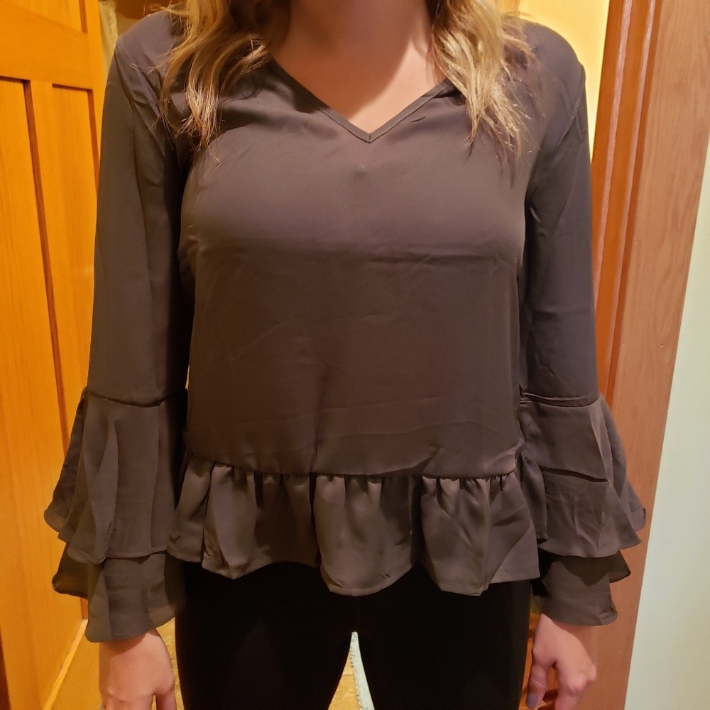 BRAND NEW Bell Sleeved Top - Picture 3 of 4